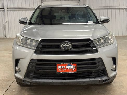 Used 2018 Toyota Highlander SE FWD image 3