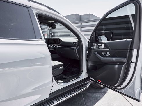 Used 2025 Mercedes-Benz GLS 63 AMG 4MATIC image 26