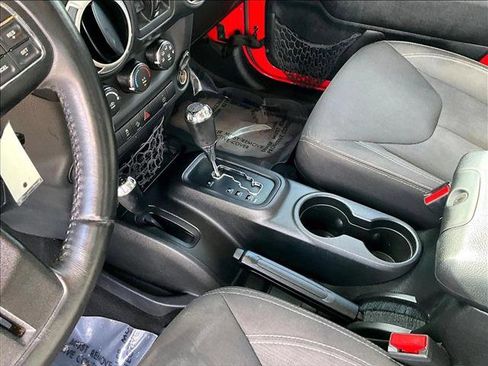 Used 2016 Jeep Wrangler Unlimited Rubicon w/ Connectivity Group image 15