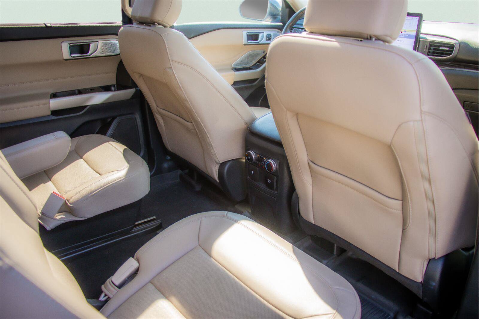 Used 2023 Ford Explorer Limited w/ Limited Technology Package RWD image 9
