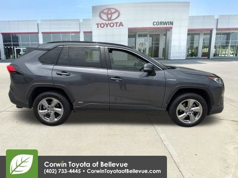 Used 2021 Toyota RAV4 XLE Premium AWD/4WD image 31