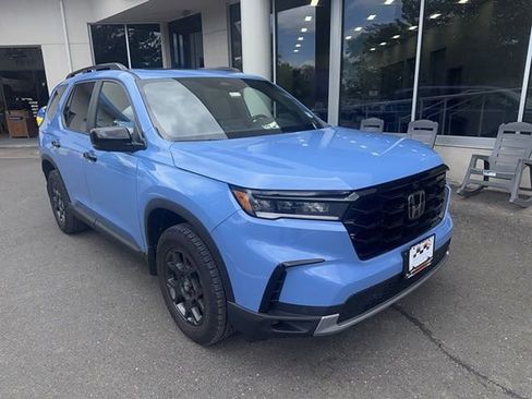 Used 2024 Honda Pilot TrailSport image 3