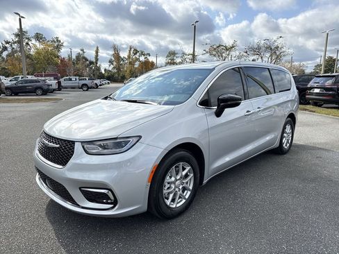 New 2026 Chrysler Pacifica Select FWD image 7