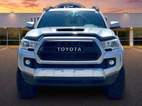 Used 2017 Toyota Tacoma TRD Sport AWD/4WD image 3