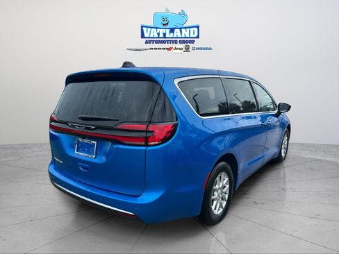 New 2027 Chrysler Pacifica Select FWD image 5