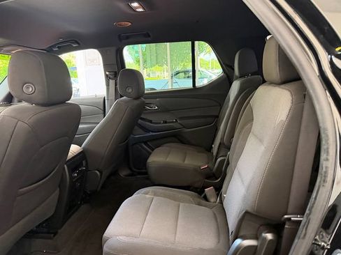 Used 2023 Chevrolet Traverse LT w/ LPO, Cargo Package FWD image 8