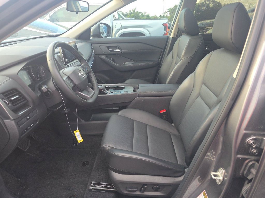 Used 2025 Nissan Rogue SV w/ SV Premium Package FWD image 9