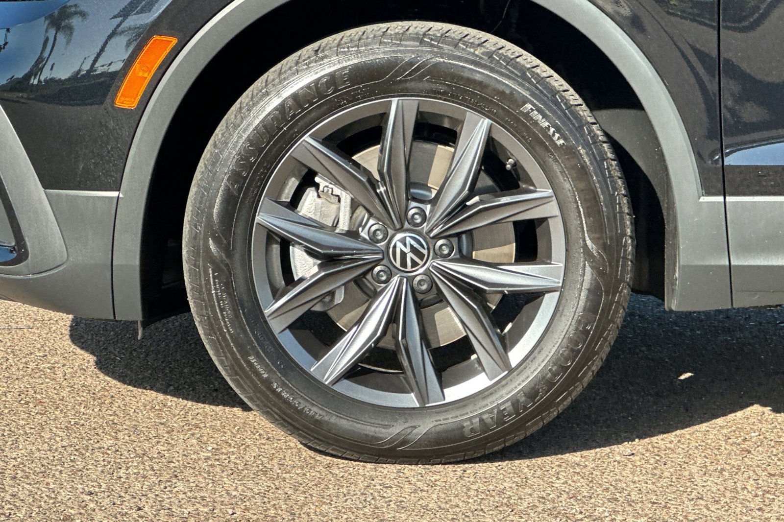 Used 2023 Volkswagen Tiguan SE w/ Panoramic Sunroof Package FWD image 26