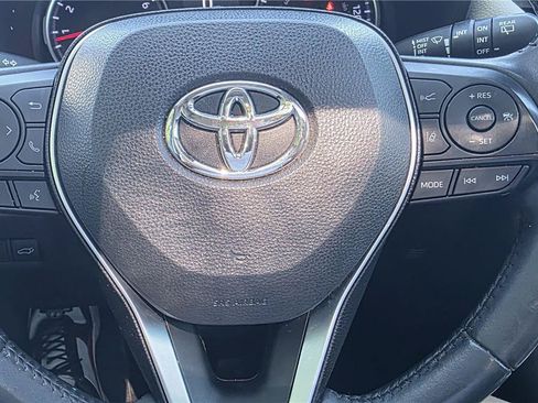 Used 2019 Toyota RAV4 XLE Premium w/ Carpet Mat Package FWD image 16
