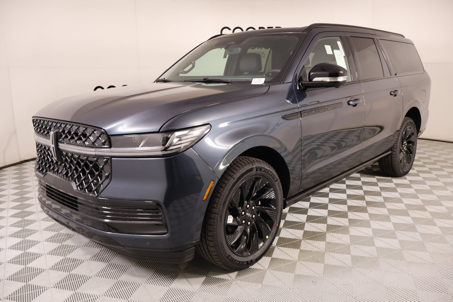 New 2026 Lincoln Navigator L Reserve w/ Jet Appearance Package AWD/4WD image 11