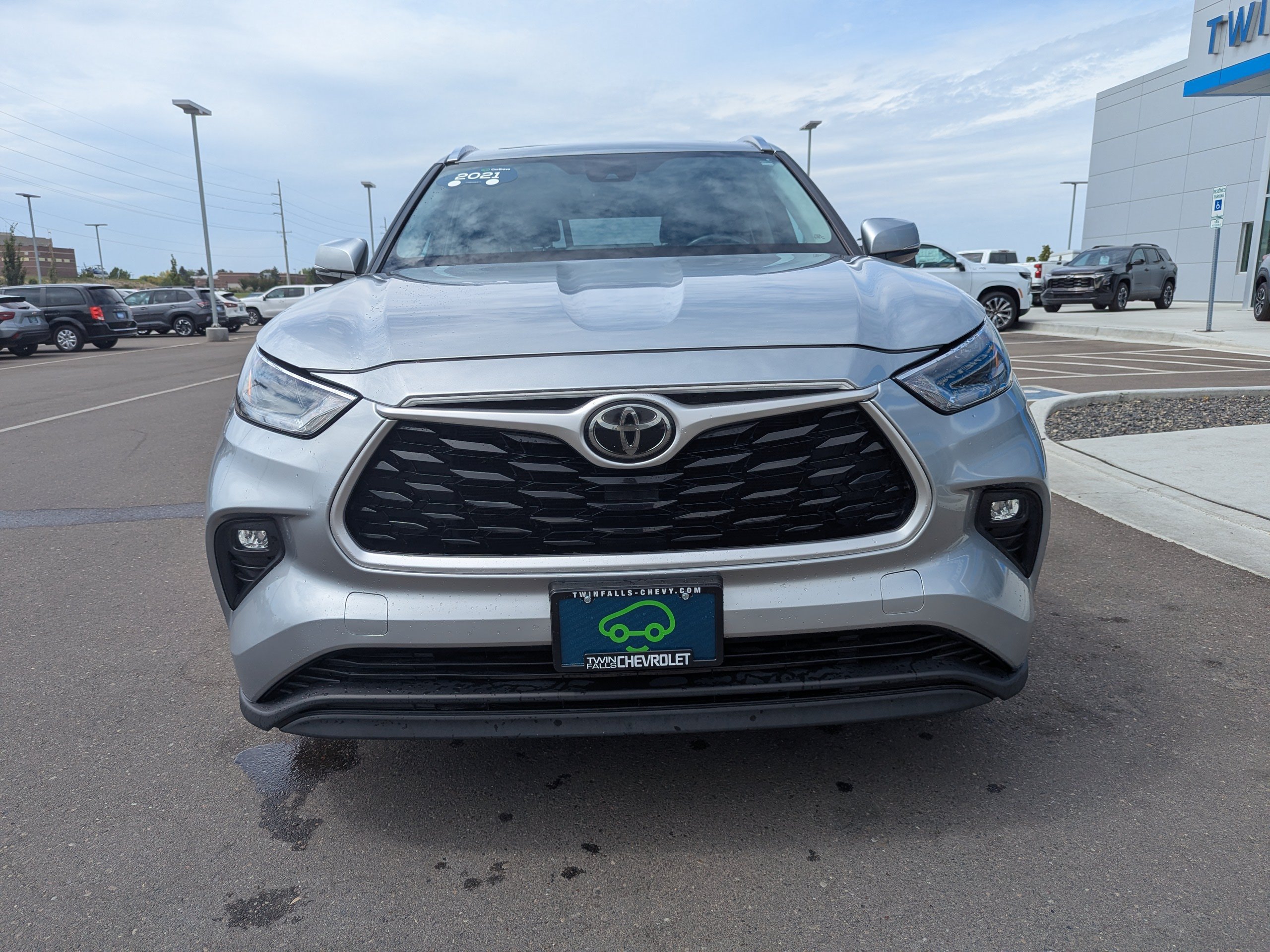 Used 2021 Toyota Highlander XLE AWD/4WD image 4