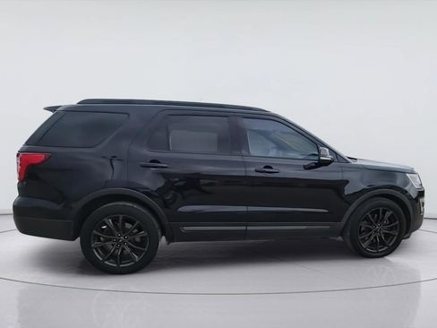 Used 2017 Ford Explorer XLT w/ Equipment Group 202A FWD image 9