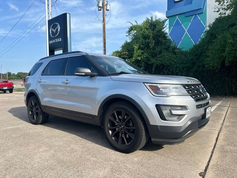 Used 2017 Ford Explorer XLT w/ Equipment Group 202A FWD image 2