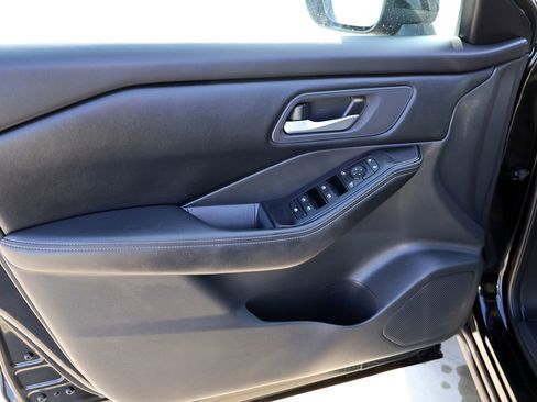 Used 2025 Nissan Rogue SV image 21