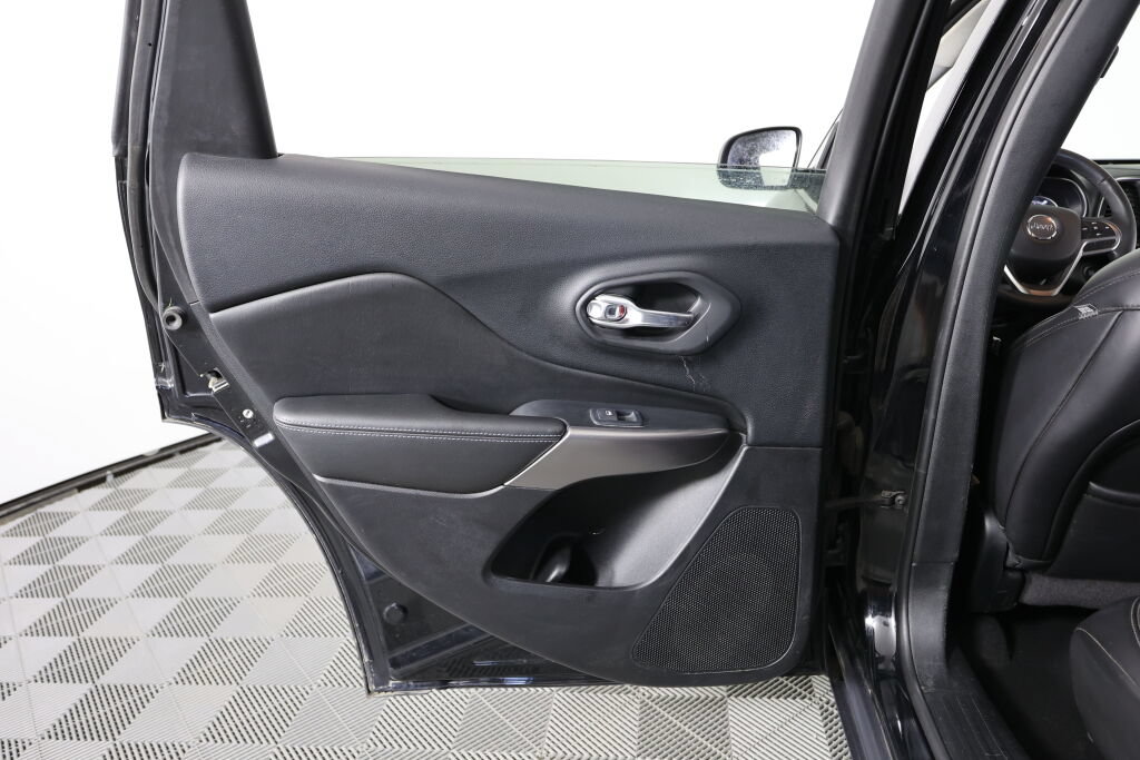 Used 2019 Jeep Cherokee Latitude Plus w/ Comfort/Convenience Group FWD image 16