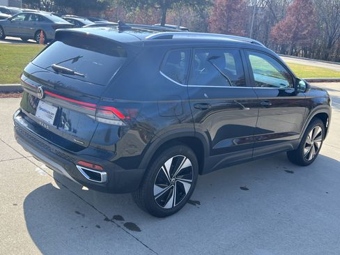 Certified 2025 Volkswagen Taos SE w/ Panoramic Sunroof Package image 10