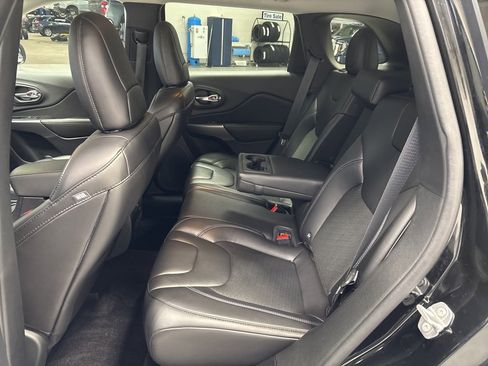 Used 2019 Jeep Cherokee Latitude Plus w/ Cold Weather Group image 32