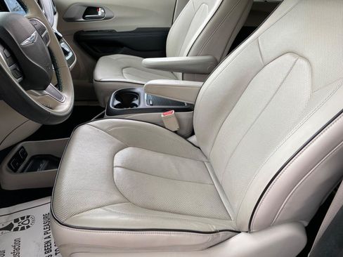 Used 2018 Chrysler Pacifica Limited FWD image 31