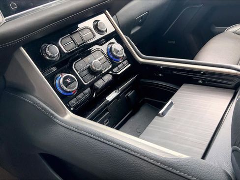 Used 2023 GMC Yukon XL Denali image 18