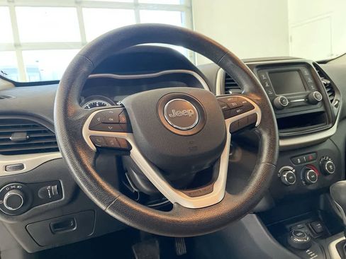 Used 2016 Jeep Cherokee Sport image 14