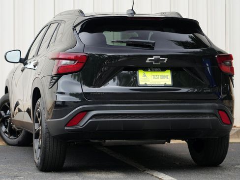 Used 2026 Chevrolet Trax LT w/ Midnight Edition FWD image 5