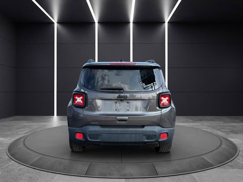 Used 2018 Jeep Renegade Altitude w/ Cold Weather Group FWD image 5
