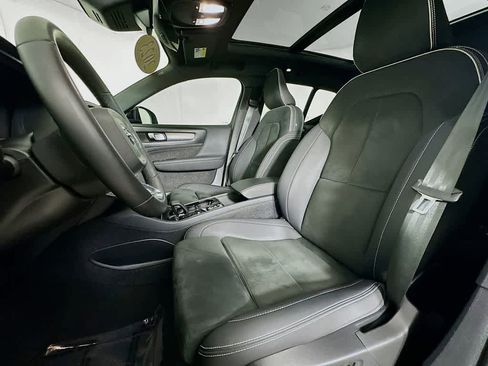 Used 2023 Volvo XC40 B5 Plus image 12