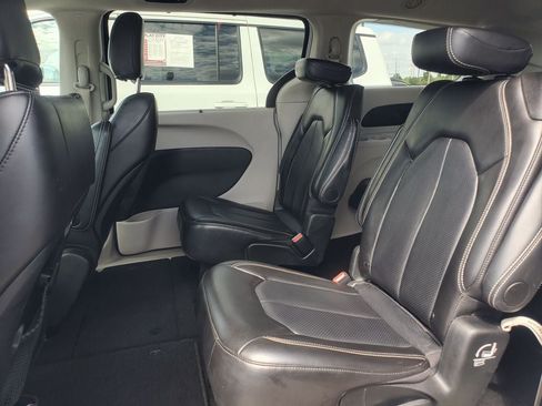 Used 2024 Chrysler Pacifica Touring-L FWD image 26