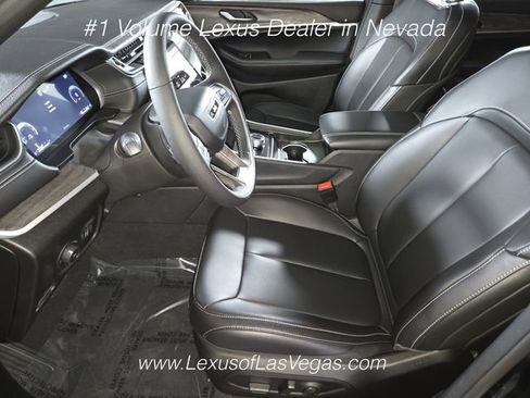 Used 2024 Jeep Grand Cherokee L Limited w/ Black Appearance Package AWD/4WD image 13