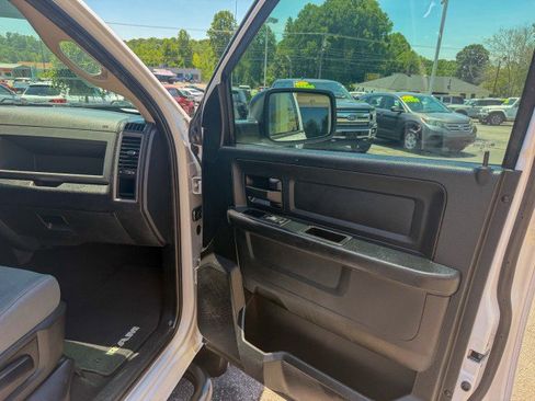 Used 2017 RAM 1500 Express RWD image 19