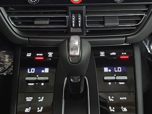 New 2026 Porsche Macan image 19