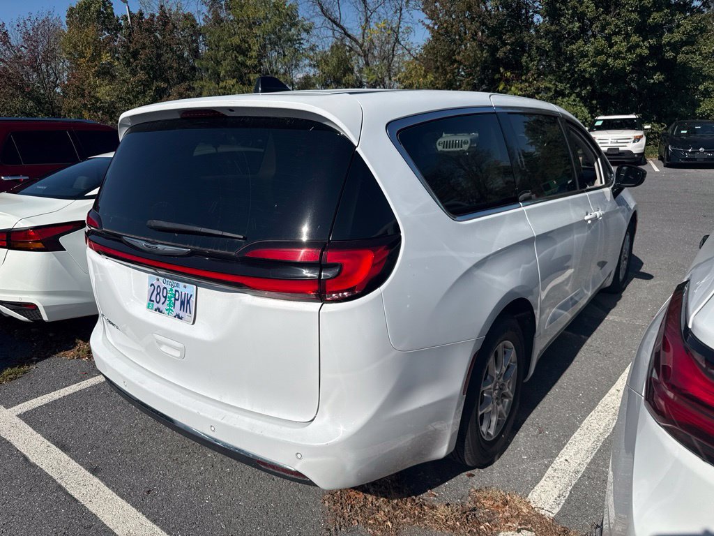 Used 2024 Chrysler Pacifica Touring-L FWD image 4