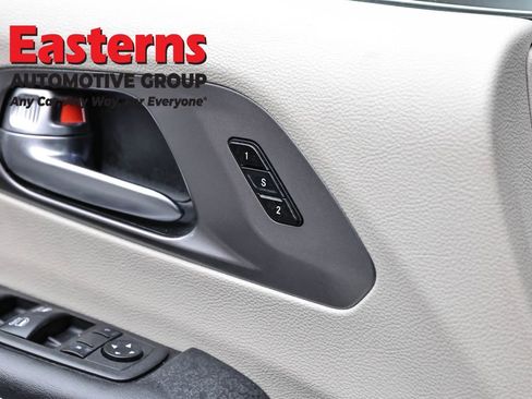 Used 2023 Chrysler Pacifica Touring-L FWD image 22
