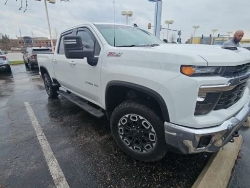 Used 2024 Chevrolet Silverado 2500 LT image 2