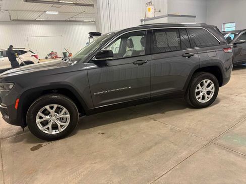 Used 2023 Jeep Grand Cherokee Limited AWD/4WD image 4
