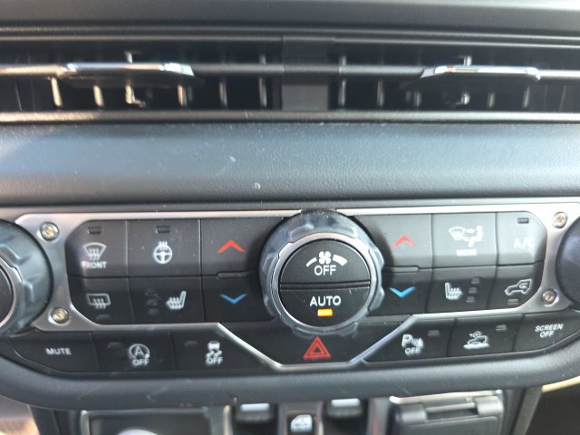 Used 2025 Jeep Gladiator Mojave AWD/4WD image 17