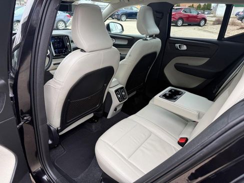 Used 2023 Volvo XC40 B5 Plus image 12