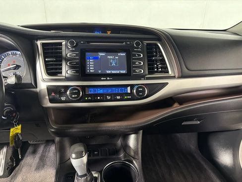 Used 2015 Toyota Highlander Plus FWD image 16