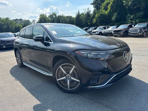 Used 2023 Mercedes-Benz EQS 580 4MATIC SUV w/ Exclusive Trim Package image 4