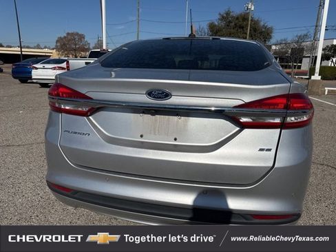 Used 2017 Ford Fusion SE w/ Fusion SE Technology Package image 7
