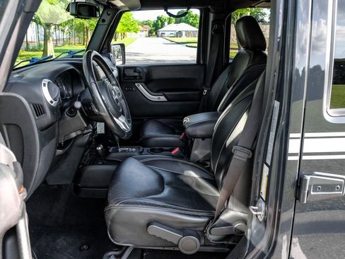 Used 2017 Jeep Wrangler Unlimited Sahara w/ Quick Order Package 24E Chief AWD/4WD image 6