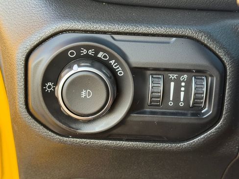 Used 2019 Jeep Wrangler Unlimited Sahara AWD/4WD image 22