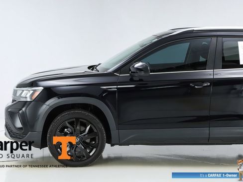 Used 2023 Volkswagen Taos SE w/ Panoramic Sunroof Package FWD image 3
