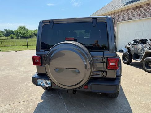 Used 2019 Jeep Wrangler Unlimited Sahara AWD/4WD image 8
