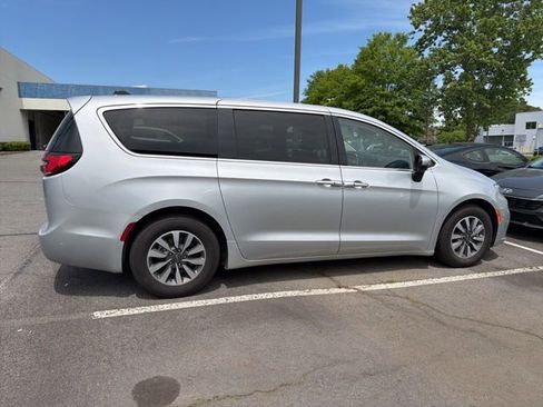 Used 2023 Chrysler Pacifica Touring-L FWD image 9
