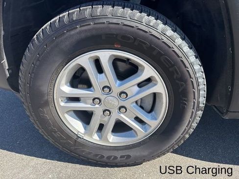 Used 2023 Jeep Grand Cherokee Laredo image 3