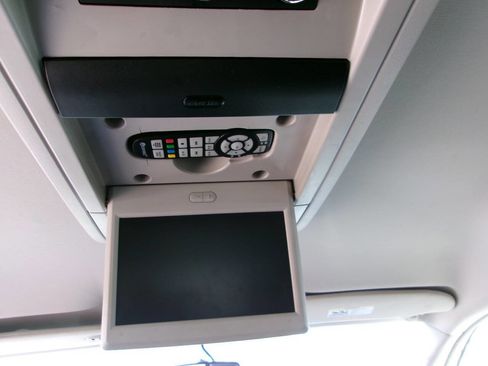 Used 2016 Chrysler Town & Country Touring image 10