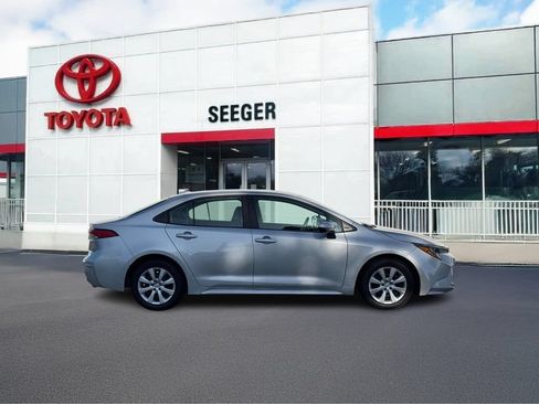 Used 2024 Toyota Corolla LE FWD image 2