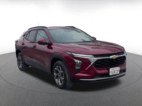 Used 2025 Chevrolet Trax LT w/ LT Convenience Package image 3