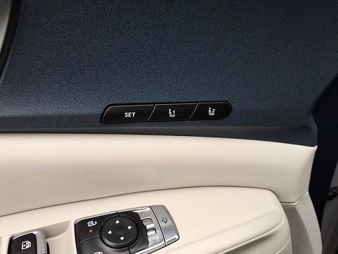 Used 2025 Kia Carnival EX FWD image 13
